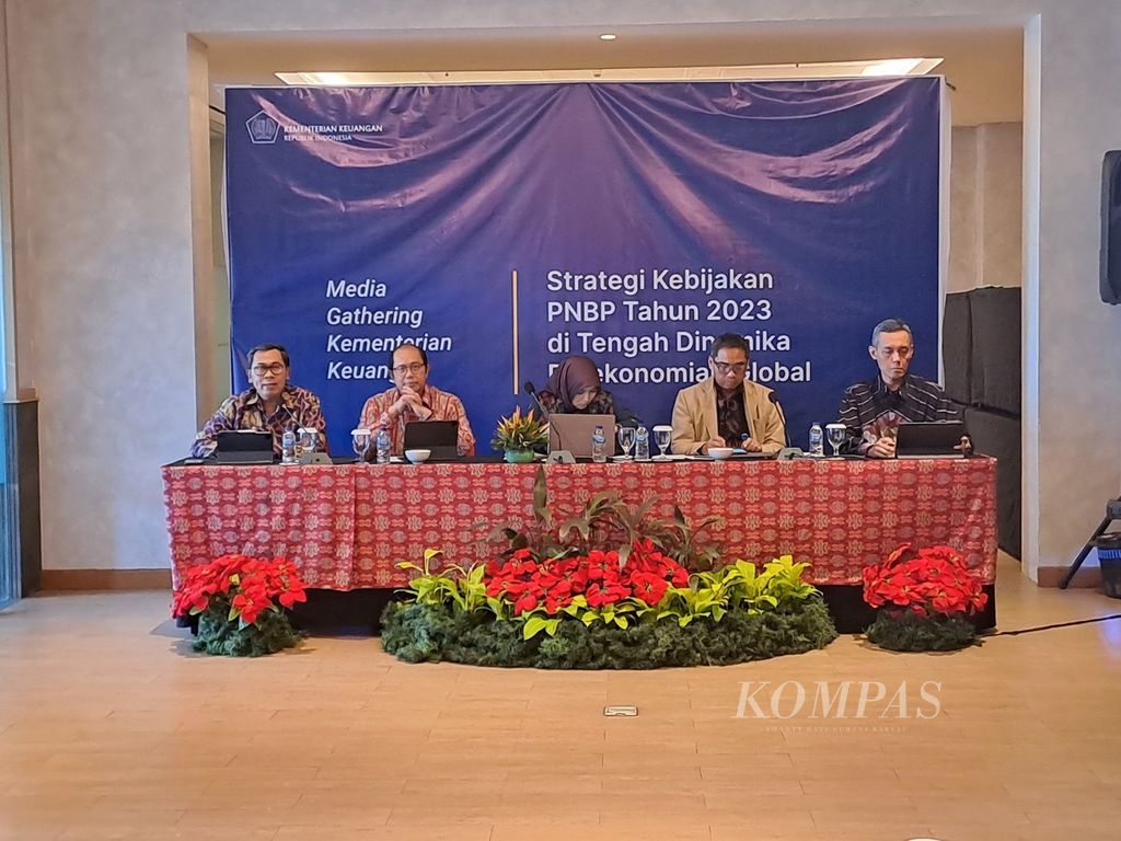 (left to right) Special Staff to the Minister of Finance Yustinus Prastowo, Director General of Budget of the Ministry of Finance Isa Rachmatarwata, Director of Non-Tax State Revenue (PNBP) Natural Resources (SDA) and Separated State Assets (KND) Directorate General of Budget of the Ministry of Finance Rahayu Puspasari, Director of Revenue Non-Tax State Ministries/Institutions Wawan Sunarjo, Secretary of the Directorate General of Budget Roni Toni in a discussion with the media entitled "2023 PNBP Policy Strategy in the Middle of Global Economic Dynamics", Jakarta, Tuesday (21/3/2023).