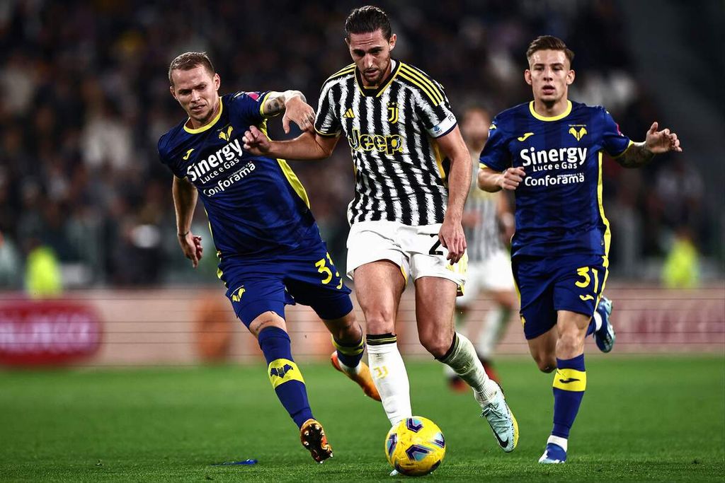 Gelandang Juventus, Adrien Rabiot (tengah), berebut bola dengan gelandang Verona, Ondrei Duda (kiri), pada pertandingan Liga Italia antara Juventus dan Verona di Stadion Arena Allianz, Turin, Italia, Minggu (29/10/2023) dini hari WIB. Juventus mengalahkan Verona 1-0. 