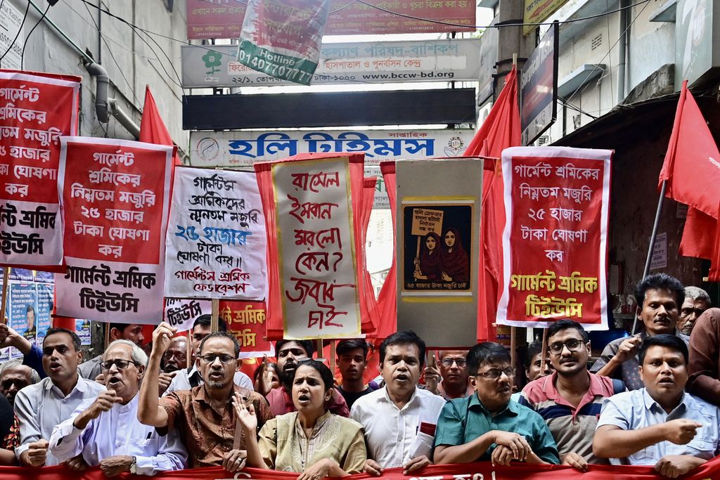 Pekerja garmen berunjuk rasa di Dhaka, Bangladesh, 7 November 2023. Mereka menuntut kenaikan upah. 