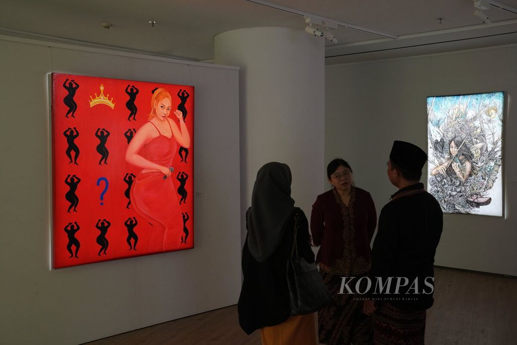 Pengunjung mengamati lukisan-lukisan yang dipamerkan dalam Pameran Lukisan Koleksi Bentara Budaya berjudul <i>Per-empu-an: Sosok Perempuan di Mata Seniman </i>di Bentara Budaya Art Gallery Lantai 8 Menara Kompas, Jakarta, Rabu (24/4/2024). 