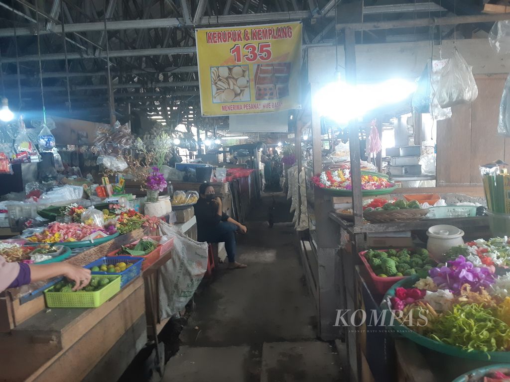 Sudah empat tahun, pedagang berjualan di pelataran Pasar Cinde Palembang, Jumat (17/6/2022). Mereka terusir setelah Pasar Cinde dibongkar. Namun, pembangunannya mangkrak karena ketidakmampuan kontraktor. Pemprov Sumsel berencana membangun kembali Pasar Cinde pada 2023.
