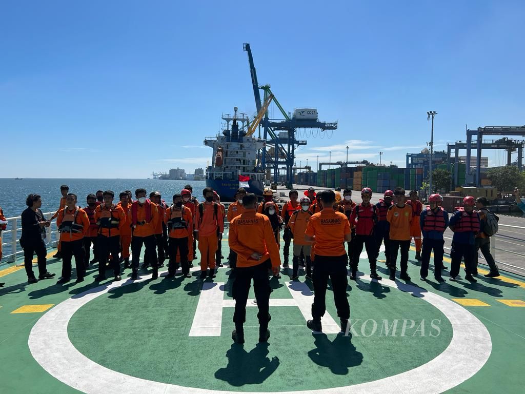 Tim SAR gabungan melakukan apel siaga di atas kapal SAR, KN Kamajaya, Selasa (31/5/2022), sebelum kembali melakukan pencarian pada korban KM Ladang Pertiwi yang tenggelam di Selat Makassar.