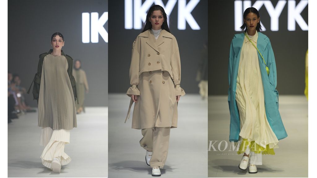 Model membawakan koleksi IKYK dalam Jakarta Fashion Week (JFW) 2024 di Pondok Indah Mall III, Jakarta Selatan, Selasa (24/10/2023). 