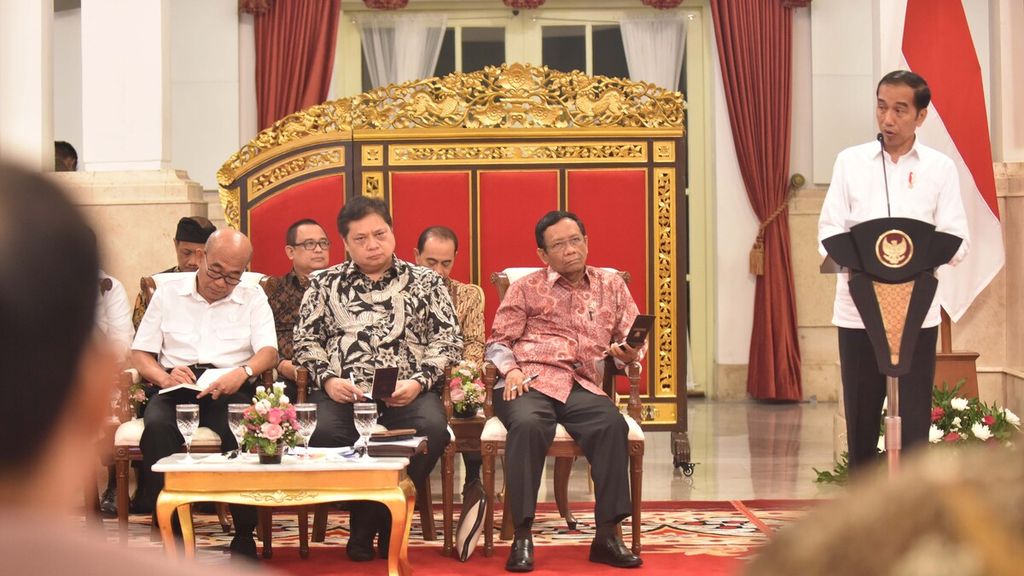 Presiden Joko Widodo memberikan pengantar saat membuka sidang kabinet paripurna terkait Rencana Pembangunan Jangka Menengah Nasional (RPJMN) Tahun 2020-2024 di Istana Negara, Jakarta, Senin (6/1/2019). 