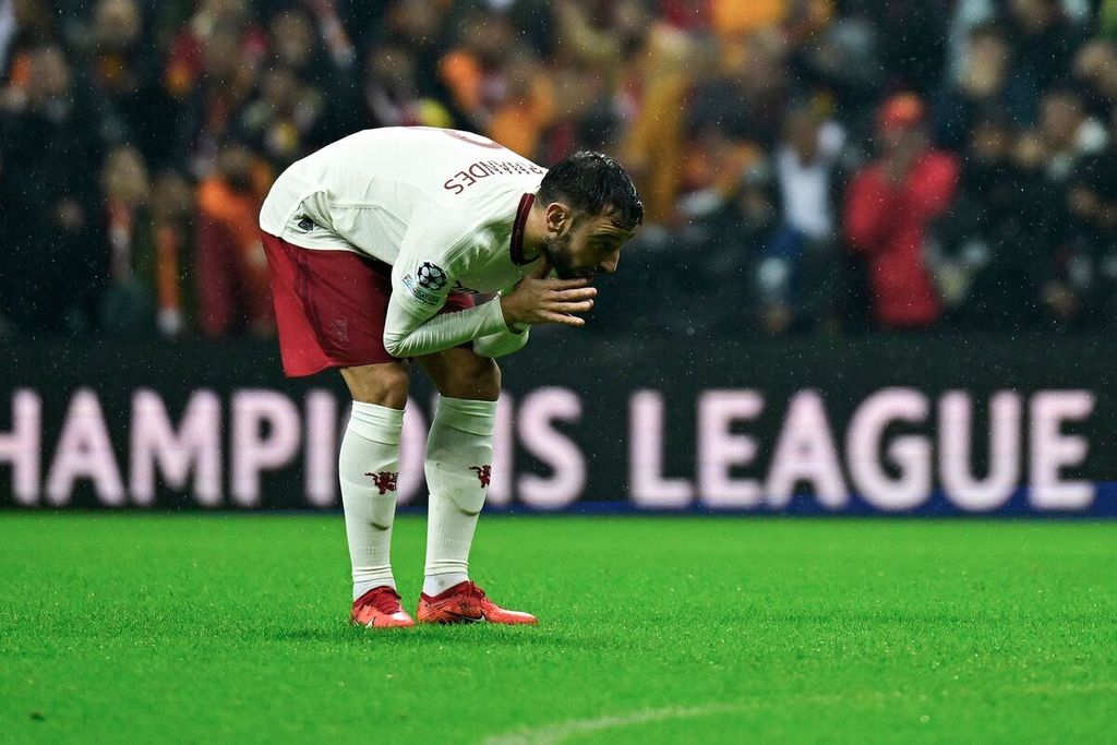 Ekspresi kecewa kapten Manchester United, Bruno Fernandes, usai laga lawan Galatasaray pada babak grup Liga Champions yang berakhir imbang 3-3, Kamis (30/11/2023) dini hari WIB. 