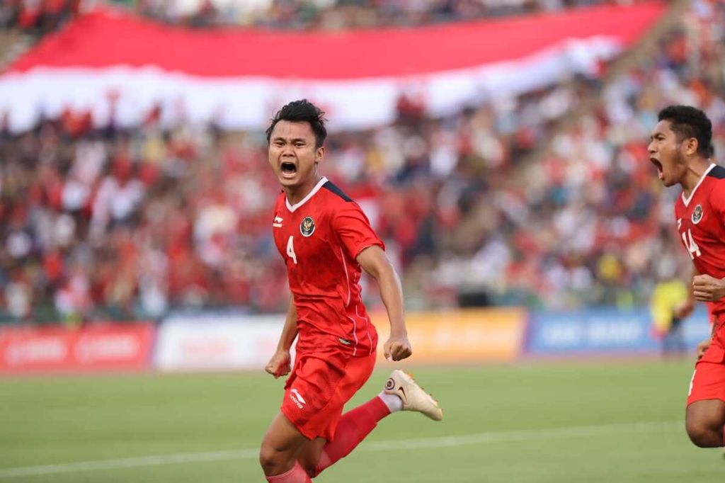 Pemain Indonesia, Komang Teguh, merayakan golnya ke gawang Vietnam pada laga semifinal sepak bola putra SEA Games 2023 di Stadion Nasional Phnom Penh, Kamboja (13/5/2023). Indonesia menang, 3-2.