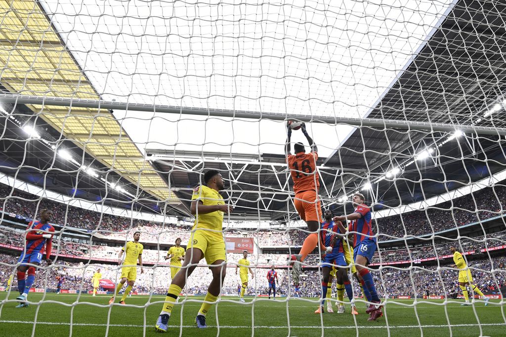 Kiper Chelsea, Edouard Mendy (tengah), menangkap bola saat melawan Crystal Palace dalam babak semifinal Piala FA di Stadion Wembley, London, Inggris, Senin (18/4/2022) dini hari WIB. Chelsea menang dengan skor 2-0.