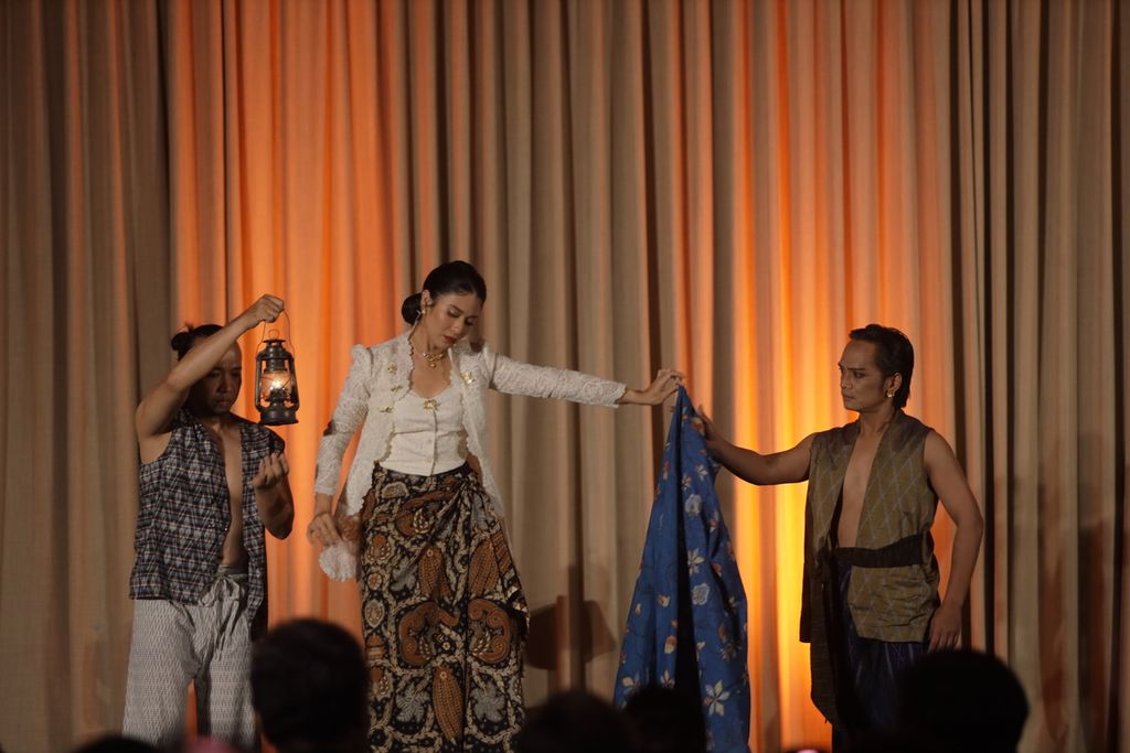 Dian Sartrowardoyo, Rianto, and Boby Ari Setiawan performing <i>Crawling Roots in a Growing Body </i>at the opening of the Fundraising Night auction by the Nusantara Dance Loka Foundation and the Indonesian Dance Festival at The Dharmawangsa Jakarta, Thursday (2/05/ 2024).