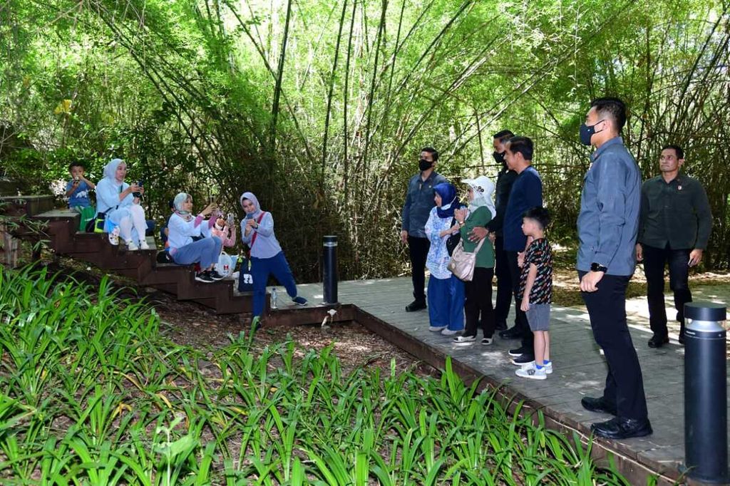 Saat mengunjungi lokasi wisata di Labuan Bajo, Manggarai Barat, Nusa Tenggara Timur, Presiden Joko Widodo bertemu warga yang juga tengah menikmati liburan. Warga pun mengambil gambar Presiden, sebagian meminta berfoto bersama. 