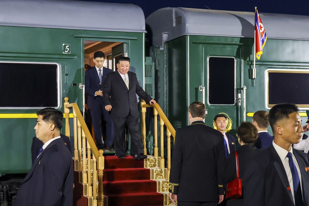 Pemimpin Korea Utara Kim Jong Un (tengah) turun dari tangga kereta setelah melewati perbatasan dengan Rusia di Khasan, 12 September 2023. Kim berkunjung ke Rusia untuk melihat pabrik senjata dan bertemu Presiden Rusia Vladimir Putin. 