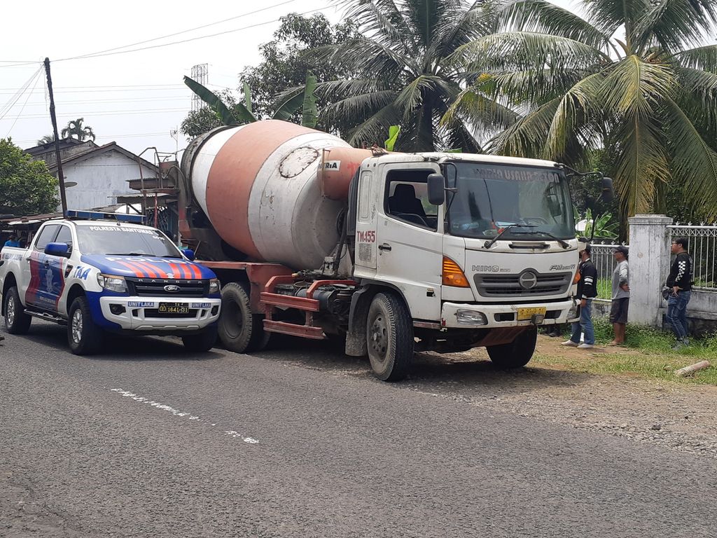 Ilustrasi: Sepeda motor tertabrak truk molen di Jalan Raya Beji atau sebelah selatan Kampus Unwiku, Purwokerto, Banyumas, Jawa Tengah, Senin (17/1/2022) siang. Satu orang tewas dalam kecelakaan ini.