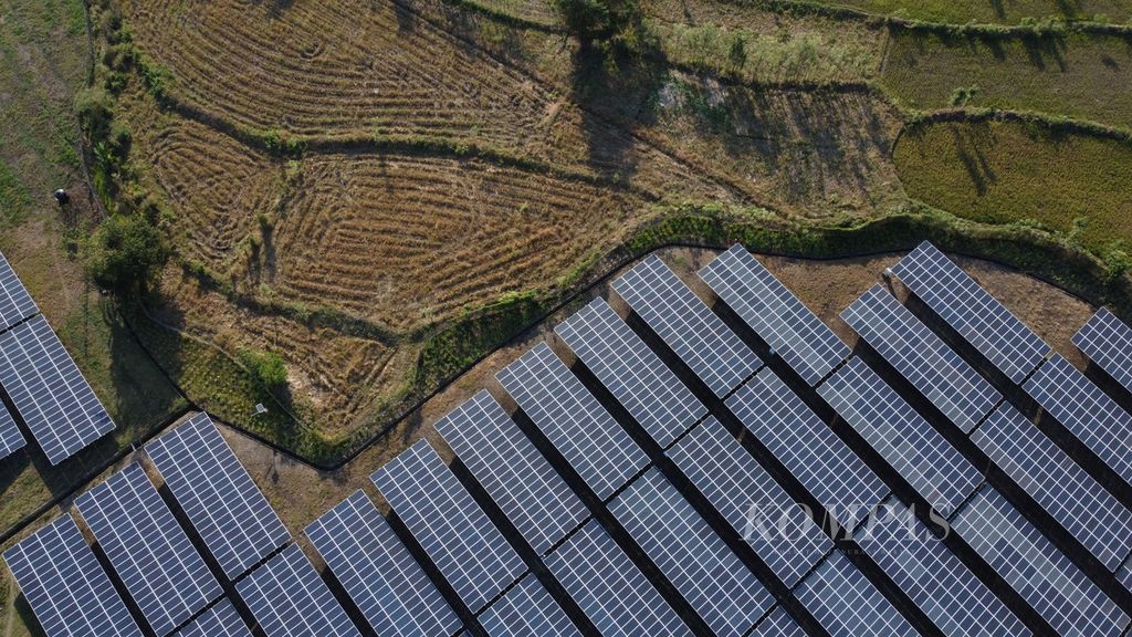 Pembangkit Listrik Tenaga Surya (PLTS) Sengkol di Desa Sengkol, Kecamatan Pujut, Lombok Tengah, Nusa Tenggara Barat, Selasa (11/6/2024). 