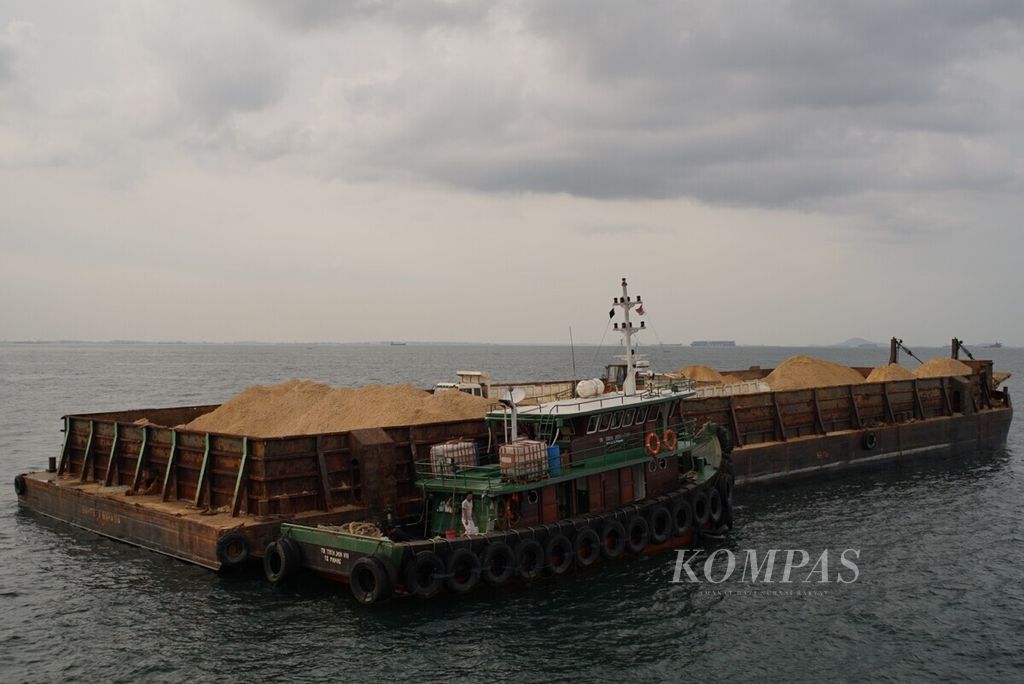 A tugboat and sand-carrying barge from the island of Citlim, Moro District, Karimun Regency, Riau Islands, were seized by the Sea Security Task Force of the First Fleet Command and taken to the Indonesian Navy base in Batam, Riau Islands on Thursday (25/7/2019).