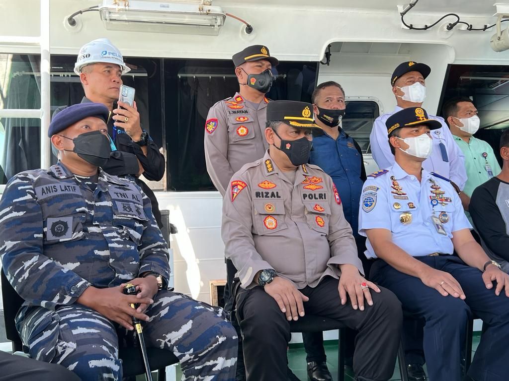 Kepala Kantor Syahbandar Utama Makassar Brigjen (Pol) Capt Hermanta (ujung kanan duduk memakai masker putih) memberi keterangan terkait insiden KM Ladang Pertiwi.