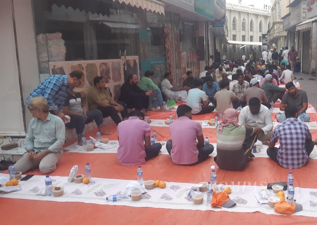 Makanan dan minuman gratis disediakan di lorong Diera Souk, Dubai, Uni Emirate Arab, satu jam sebelum waktu berbuka puasa tiba, Rabu (20/3/2024). Siapa pun boleh ikut acara berbuka puasa di sini. Non-Muslim pun tidak mengapa.