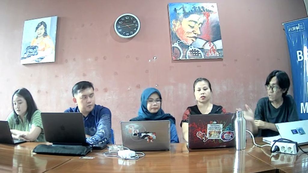 Jaringan Tolak Hukuman Mati (JATI) memberikan keterangan kepada pers, Jumat (19/1/2024), di kantor LBHM Jakarta. Hadir Direktur Lembaga Bantuan Hukum Masyarakat (LBHM) serta perwakilan JATI M Afif Abdul Qoyim (kanan), Wiwin Warsiating dari Keluarga Besar Buruh Migran Indonesia (KABAR BUMI), Andri dari Komisi untuk Orang Hilang dan Korban Tindak Kekerasan (Kontras), Aisya Humaida (LBHM), dan Teresa Prasetyo dari organisasi Reprieve. Hadir secara daring, Nurina (Amnesty International Indonesia) dan Suster Lauren (Women Voice).