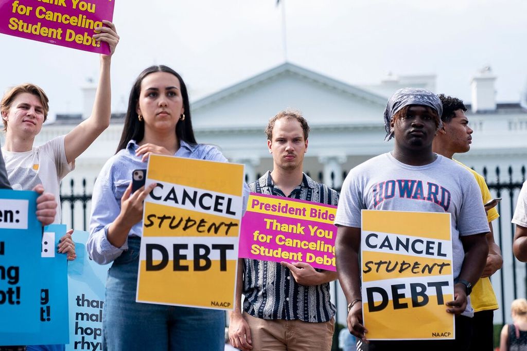 Aktivis berkumpul untuk berunjuk rasa mengungkapkan dukungan atas keputusan Presiden AS Joe Biden yang menghapus utang kuliah bagi warga AS di depan Gedung Putih di Washington DC, AS, Kamis (25/8/2022). 