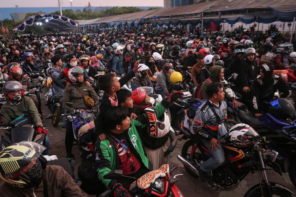 Antrean pemudik bersepeda motor yang akan memasuki feri di Pelabuhan Ciwandan, Cilegon, Banten, Rabu (19/4/2023). 