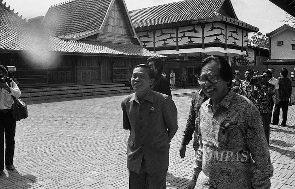 Pemimpin Umum  Kompas Jakob Oetama (kanan) mendampingi Menteri Penerangan Harmoko serta Menteri Pendidikan dan Kebudayaan Fuad Hasan (tak tampak) saat peresmian bangunan rumah kudus Bentara Budaya Jakarta, 26 Juni 1986.