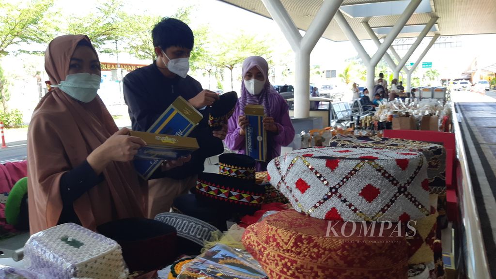 Pelaku usaha mikro, kecil, dan menengah di Lampung berjualan aneka produk makanan dan kerajinan tangan di Bandara Radin Inten II, Lampung Selatan, Lampung, Senin (25/4/2022).