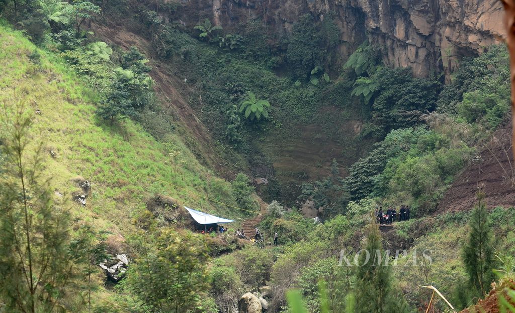Sebuah tenda darurat dibangun di dekat lokasi jatuhnya satu dari dua pesawat TNI AU Super Tucano Skuadron Udara 21 di lereng pegunungan Bromo, Desa Keduwung, Kecamatan Puspo, Kabupaten Pasuruan, Jatim, Jumat (17/7/2023).
