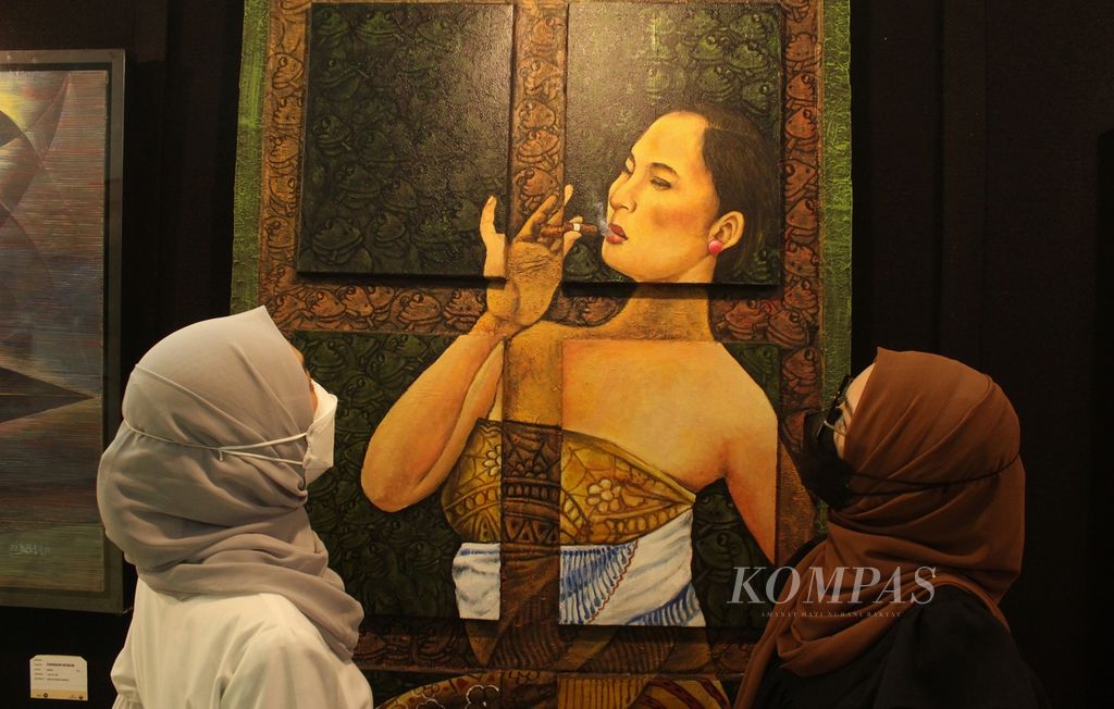 Pengunjung memperhatikan lukisan yang ditampilkan dalam Pameran Seni Rupa Remaja Jakarta Era 70/80-an di Lobi Teater Kecil, Taman Ismail Marzuki, Jakarta, Rabu (15/6/2022). Pameran yang diikuti puluhan perupa tersebut berlangsung pada 8-16 Juni 2022.
