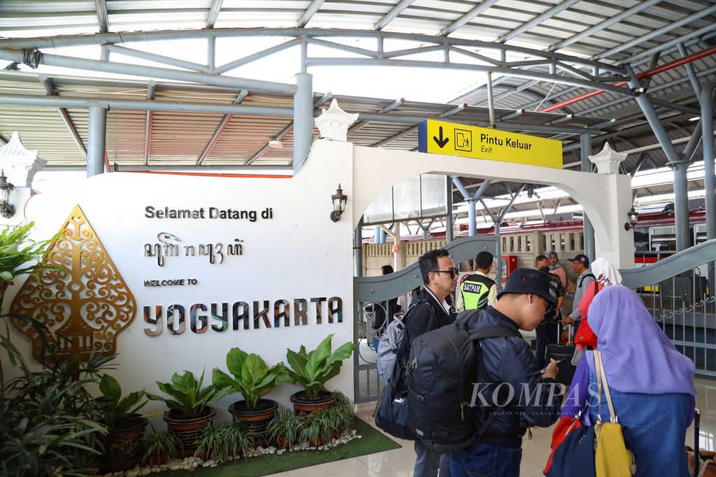 Tulisan "selamat datang" di Stasiun Yogyakarta, Kamis (16/11/2023). PT Kereta Api Indonesia Daop 1 Jakarta mencatat sekitar 96.000 tiket keberangkatan periode libur Natal 2023 dan Tahun Baru 2024 telah terjual hingga Rabu (15/11/2023). 