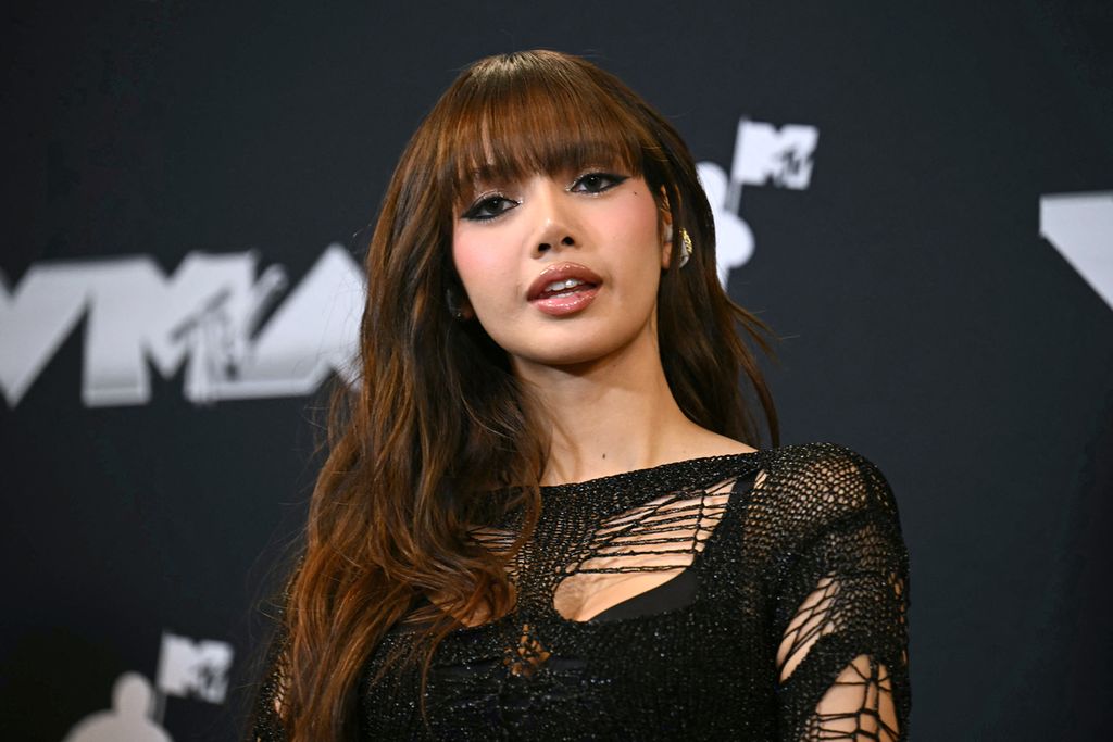  Penyanyi K-Pop kelahiran Thailand, Lisa, dari Blackpink, berpose di ruang pers selama MTV Video Music Awards 2024 di UBS Arena, Elmont, New York, Amerika Serikat, pada 11 September 2024. 