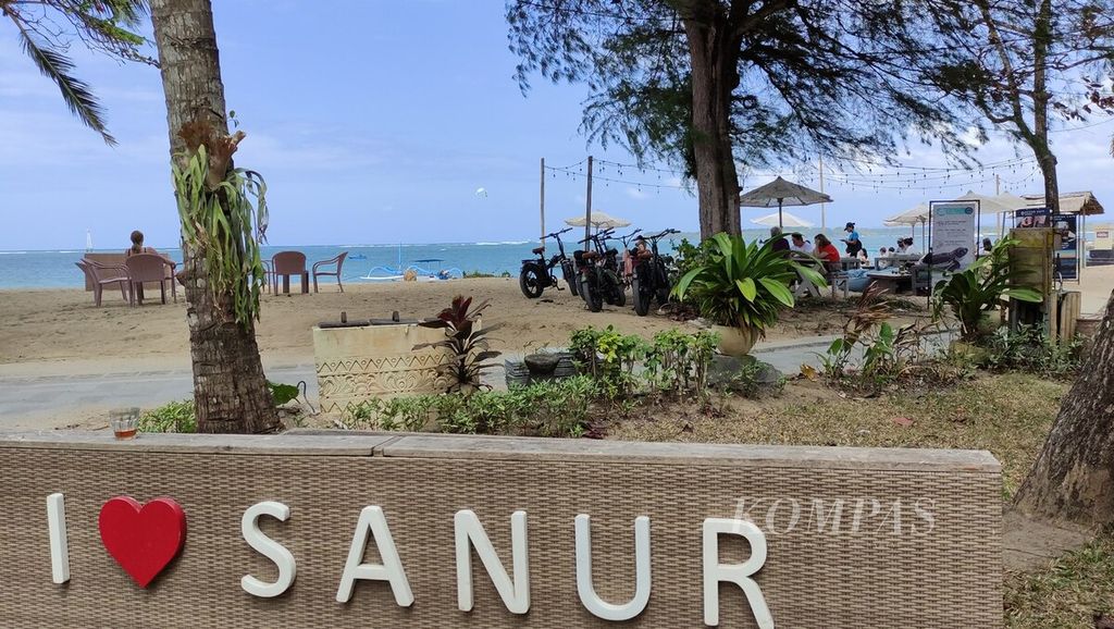 Suasana di kawasan wisata Sanur, Kecamatan Denpasar Selatan, Kota Denpasar, Bali, Sabtu (30/7/2022), yang mulai diramaikan kunjungan wisatawan. 