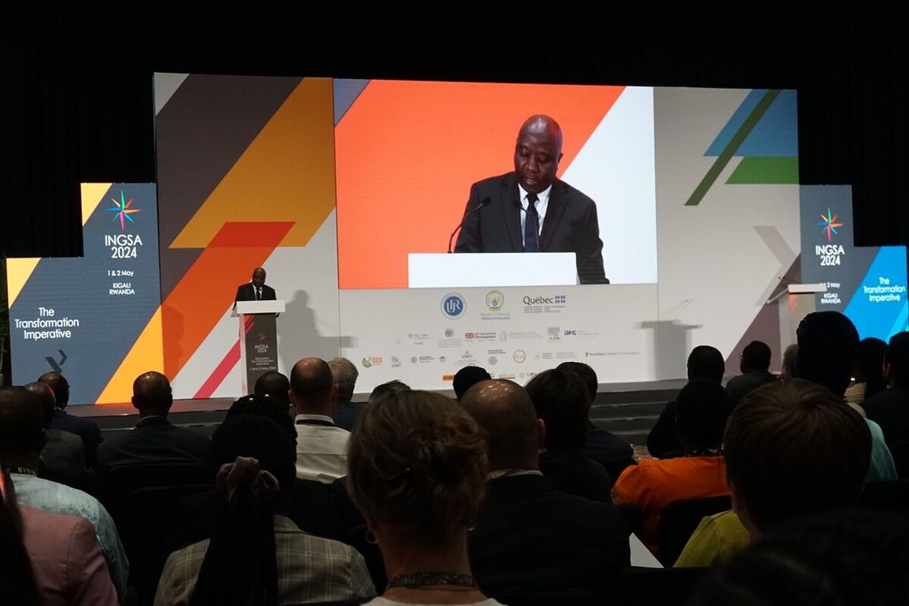 Rwandan Prime Minister Édouard Ngirente (left) gave a speech at the opening of the International Network for Governmental Science Advice (INGSA) 2024 in Kigali, Rwanda on Wednesday (1/5/2024).