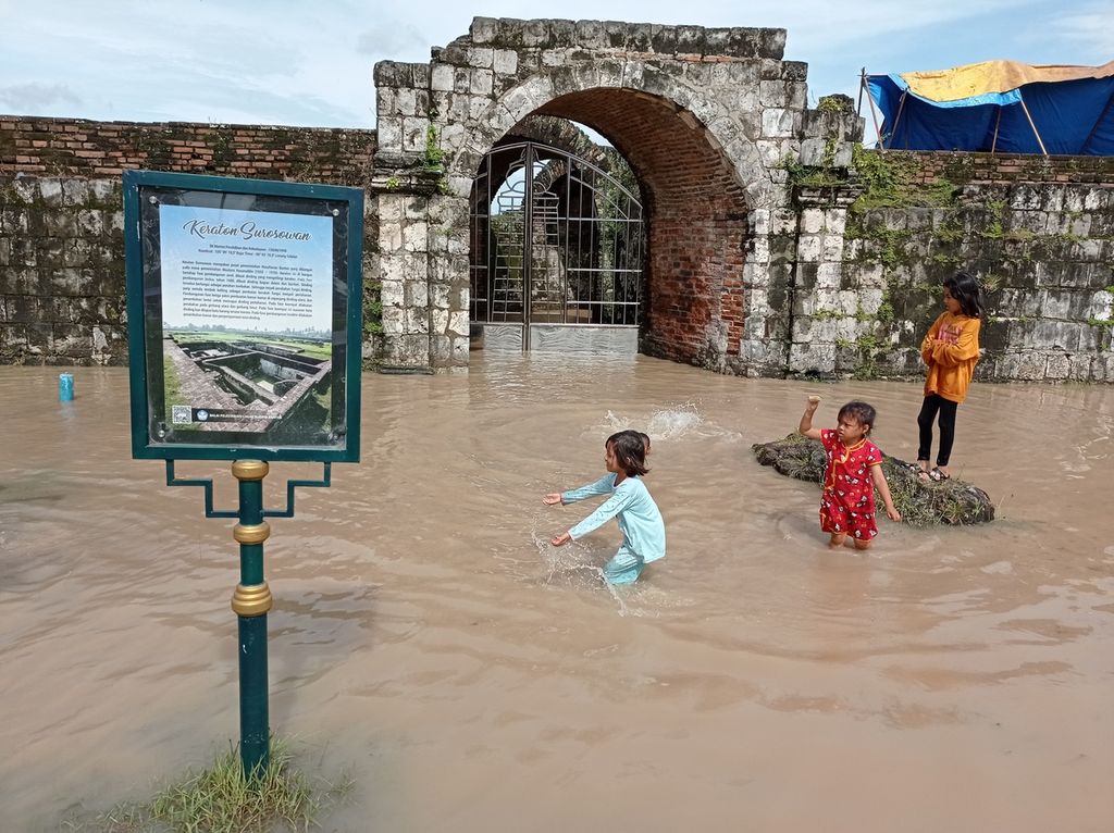 Anak-anak bermain di muka Keraton Surosowan di Kawasan Wisata Banten Lama, Kota Serang, pascabanjir, Rabu (2/3/2022). Sisa banjir menggenangi salah satu pintu masuk ke reruntuhan keraton.