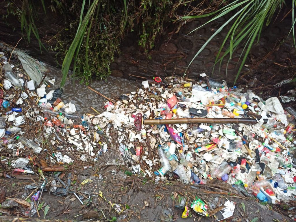 Kondisi selokan yang terhalang sampah setelah banjir di Pujon, Kabupaten Malang, Jawa Timur, Rabu (29/11/2023).