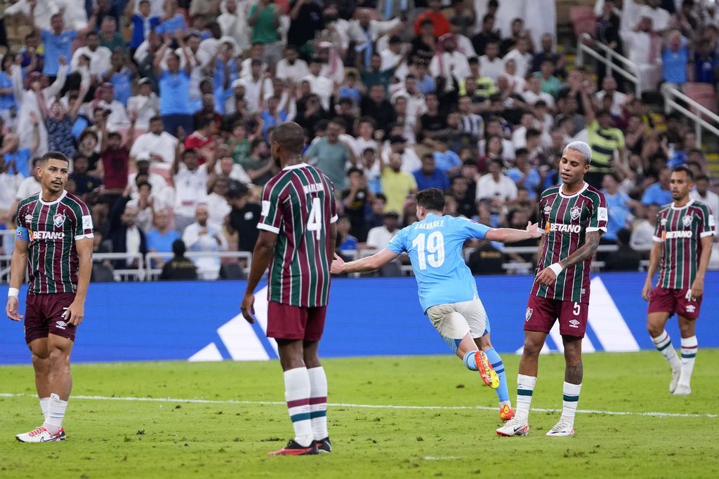 Reaksi pemain Fluminense setelah striker Manchester City' Julian Alvarez (tengah), mencetak gol keempat ke gawang Fluminense, pada final Piala Dunia Klub di Jeddah, Arab Saudi, Sabtu (23/12/2023) dini hari WIB. Fluminense kalah telak, 0-4.  