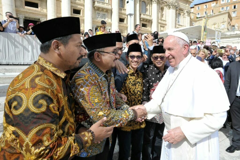 Ketua Umum PP GP Ansor Yaqut Cholil Qoumas dan jajaran pimpinan bersalaman dengan Paus Fransiskus seusai menyampaikan dokumen GP Ansor Declaration on Humanitarian Islam, di Vatikan.