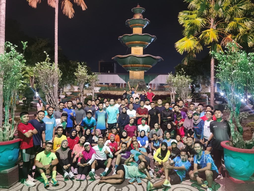 Foto bersama anggota Runjani, komunitas pehobi lari di Pulau Lombok saat kegiatan lari pada Rabu (3/1/2024) malam lalu.