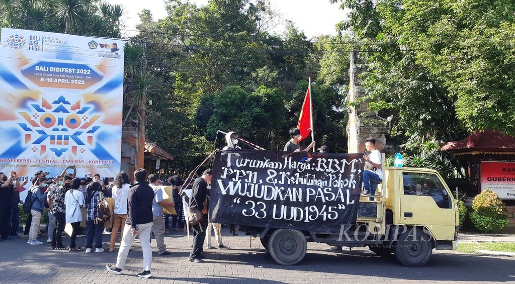 Peserta aksi unjuk rasa dari Liga Mahasiswa Nasional untuk Demokrasi (LMND) Wilayah Bali, Senin (11/4/2022), menggelar demonstrasi di depan kompleks Kantor Gubernur Bali, Kota Denpasar, Bali.