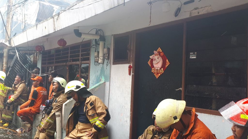 Hiasan Imlek terpasang di rumah yang tidak terbakar di RT 009 RW 001 Pejagalan, Penjaringan, Jakarta Utara, Senin (23/1/2023).