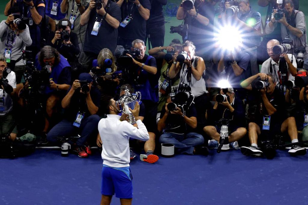 Novak Djokovic merayakan gelar Grand Slam Amerika Serikat Terbuka setelah di final mengalahkan Daniil Medvedev di Pusat Tenis Nasional Billie Jean King, New York, 10 September 2023. Djokovic menang dengan skor 6-3, 7-6 (5), 6-3.