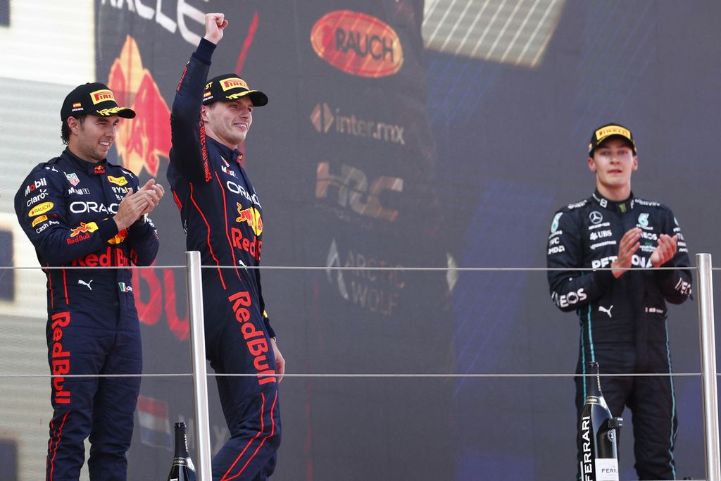 Dari kiri ke kanan, pebalap  Red Bull, Sergio Perez; rekan setimnya, Max Verstappen; dan pebalap Mercedes, George Russell; merayakan kesuksesan mereka menempati tiga posisi terdepan pada Grand Prix Formula 1 Spanyol di Circuit de Catalunya, Montmello, luar kota Barcelona, Minggu (22/5/2022). 
