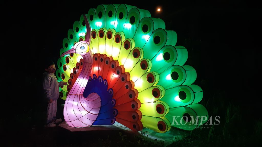 Lampion berbentuk merak menghiasi Taman Rekreasi Andhang Pangrenan di Purwokerto, Banyumas, Jawa Tengah, Selasa (27/12/2022).