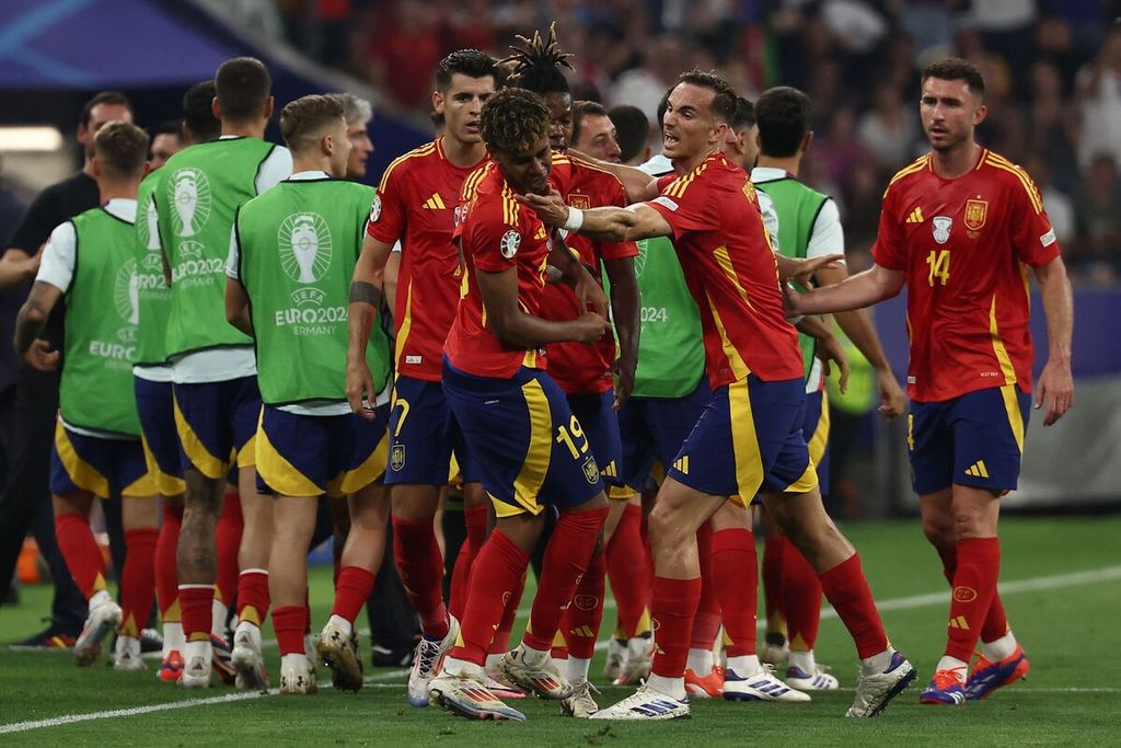 Penyerang Spanyol Lamine Yamal (tengah) merayakan gol ke gawang Perancis pada laga semifinal Piala Eropa 2024 di Muenchen, Rabu (10/7/2024) dini hari WIB. Spanyol melaju ke final seusai menang 2-1.