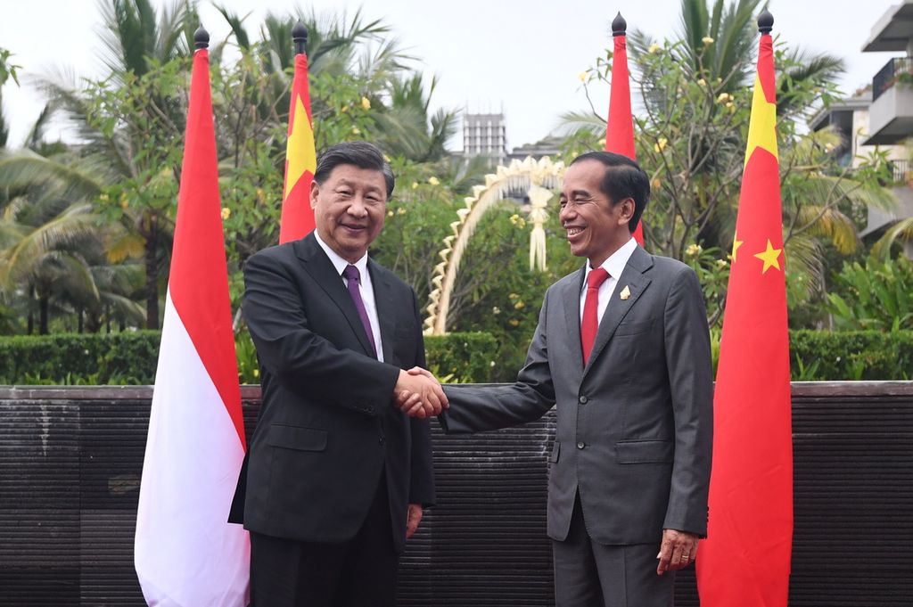 Presiden Joko WIdodo (kanan) berjabat tangan dengan Presiden China Xi Jinping (kiri) saat pertemuan bilateral seusai digelar KTT G20 Indonesia 2022 di Nusa Dua, Bali, Rabu (16/11/2022).
