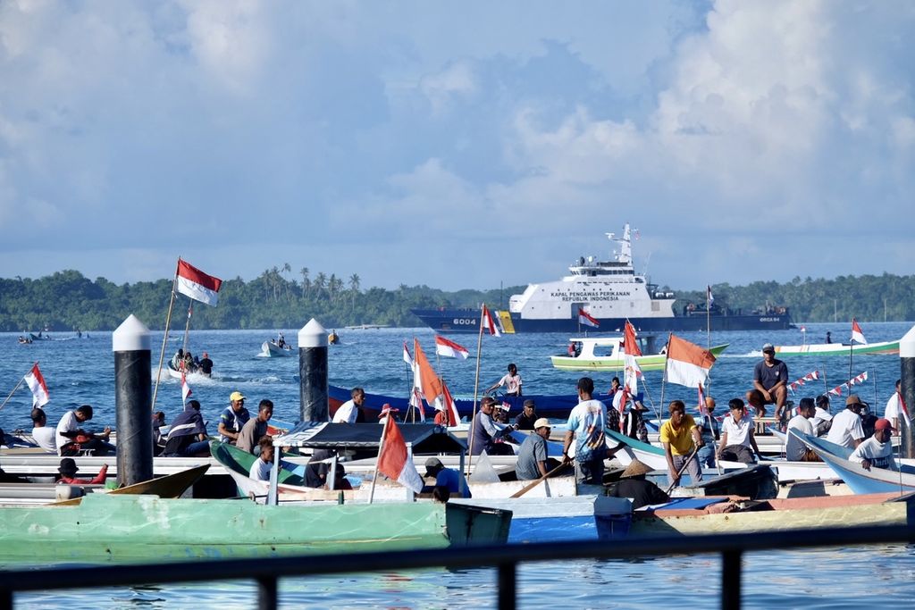 Nelayan bersiap menyambut kedatangan Presiden Joko Widodo saat pembukaan Gugus Tugas Reforma Agraria 2022 di Wakatobi, Sulawesi Tenggara, Kamis (9/6/2022).