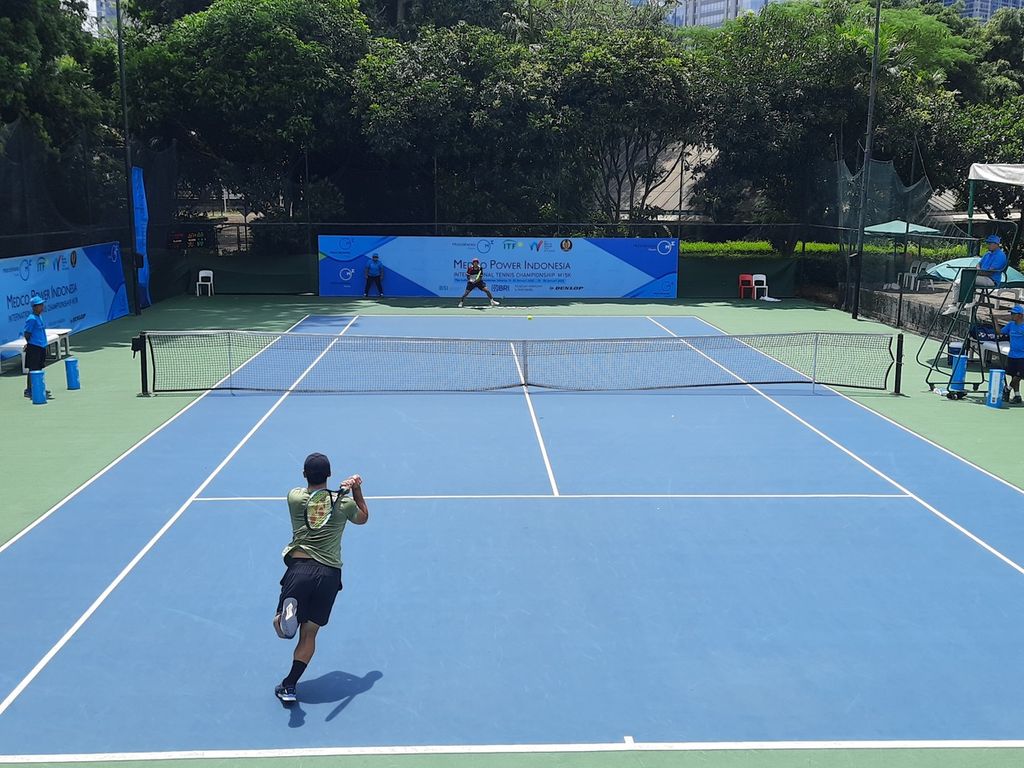 Babak kualifikasi kedua tenis tunggal putra antara petenis Indonesia, Claudio Renardi Lumanau, dan Naoki Tajima (Jepang) dalam pekan kedua turnamen Medco Power International Tennis Championships M15 2023 di Hotel Sultan, Jakarta, Senin (23/1/2023). Claudio kalah, 0-6, 2-6. 