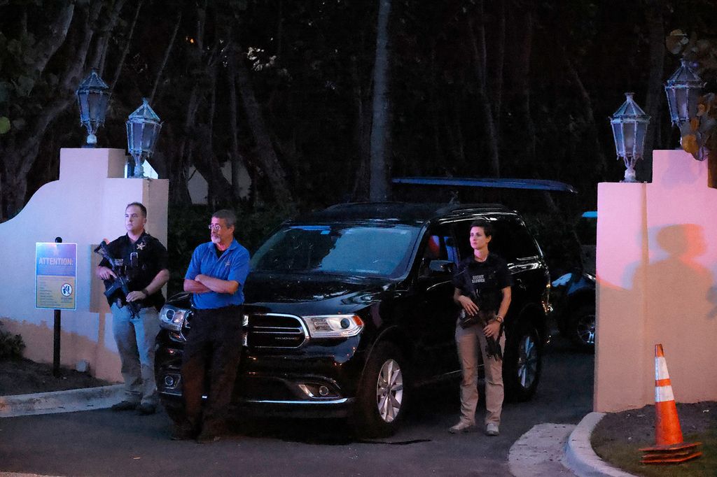 Anggota Pasukan Pengamanan Presiden Amerika Serikat berjaga di depan kediaman resmi mantan Presiden AS Donald Trump, di Florida, Senin (8/8/2022). Saat itu, sejumlah agen Biro Investigasi Federal AS (FBI) tengah menggeledah kediaman Trump.
