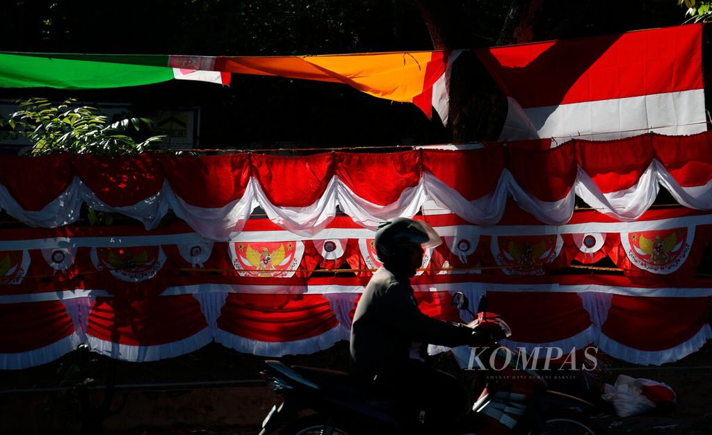 Pedagang atribut antara lain bendera dan umbul-umbul mulai menggelar lapaknya yang dijual setiap memasuki bulan Agustus di Candi Lama, Kota Semarang, Jawa Tengah, Selasa (1/8/2023). 