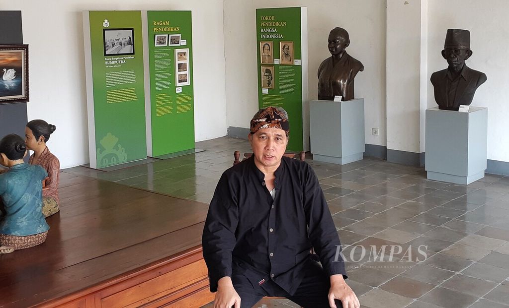 Direktur Jenderal Kebudayaan Kementerian Pendidikan, Kebudayaan, Riset, dan Teknologi (Kemendikbudristek) Hilmar Farid usai menghadiri peluncuran Pekan Kebudayaan Nasional (PKN) 2023 di Museum Kebangkitan Nasional, Jakarta, Selasa (5/9/2023).