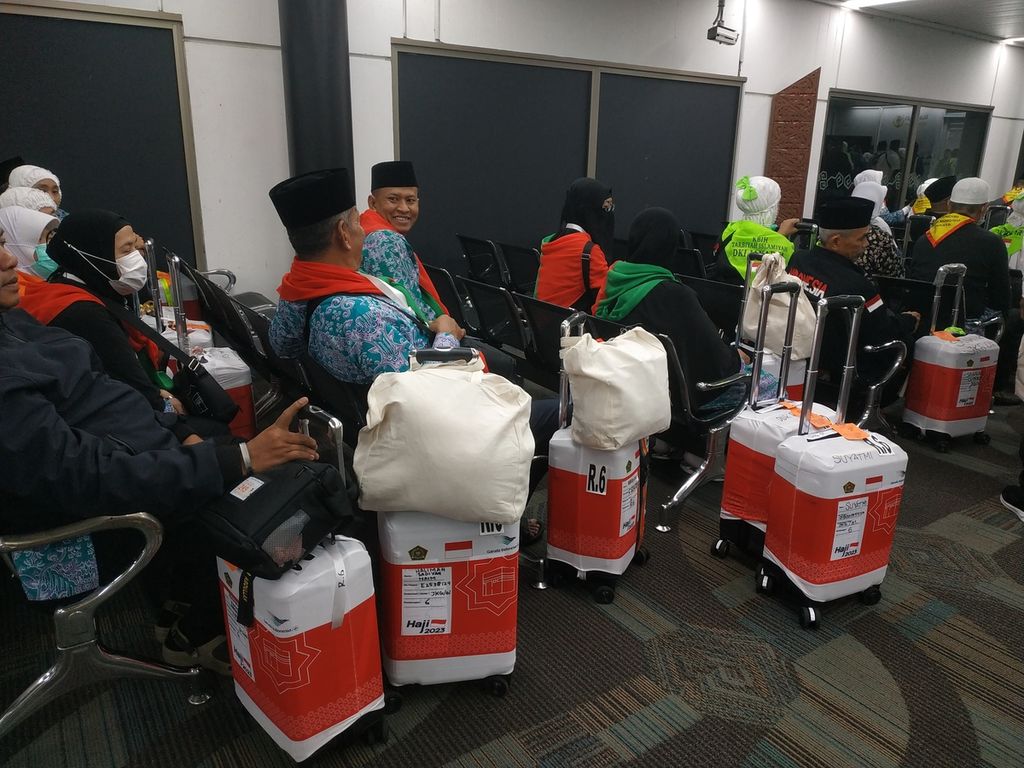 Calon jemaah haji menunggu jadwal pemberangkatan di Terminal 2, Bandara International Soekarno-Hatta, Tangerang, Banten, Selasa (23/5/2023). Kementerian Agama memberangkatkan 7.510 jemaah haji pada 24 Mei 2023.