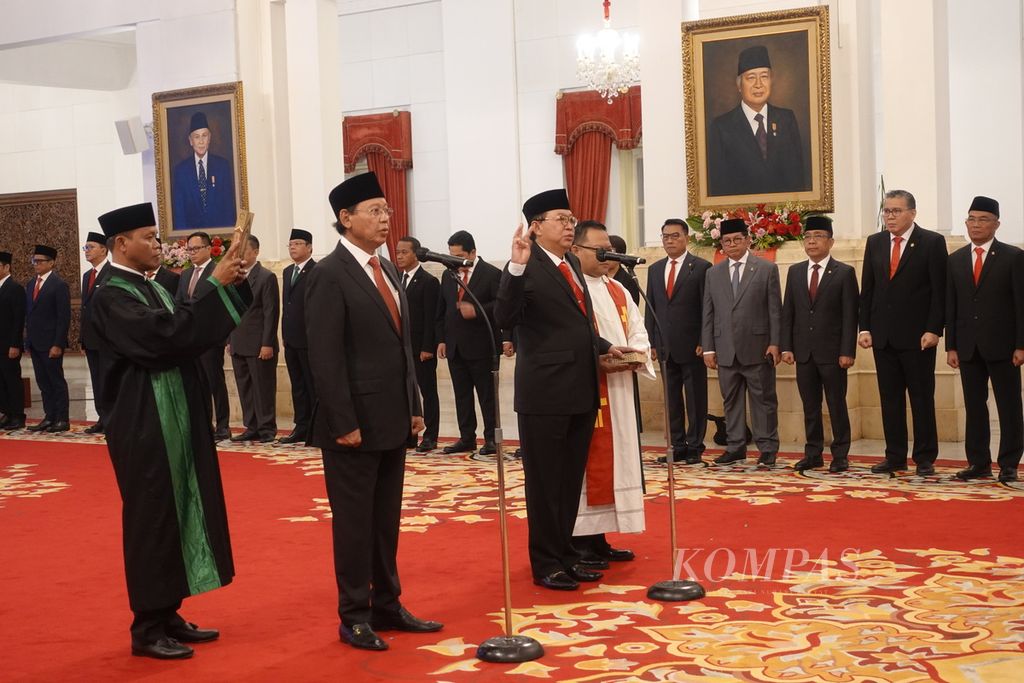 Suasana Pelantikan Menteri dan Wakil Menteri Kabinet Indonesia Maju Sisa Masa Jabatan Periode Tahun 2019-2024 dan Anggota Dewan Pertimbangan Presiden, di Istana Negara, Senin (17/7/2023). 