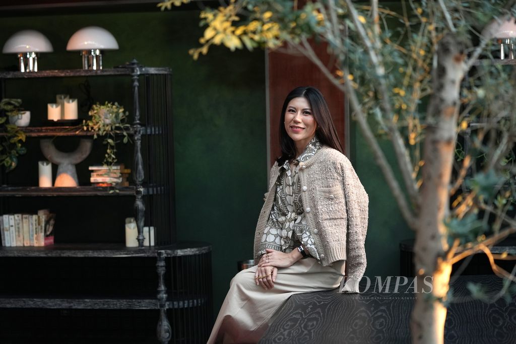 Kezia Karin, desainer interior, dalam pemotretan di Casa Cuomo Ristorante, Jakarta Selatan, Rabu (22/11/2023). 